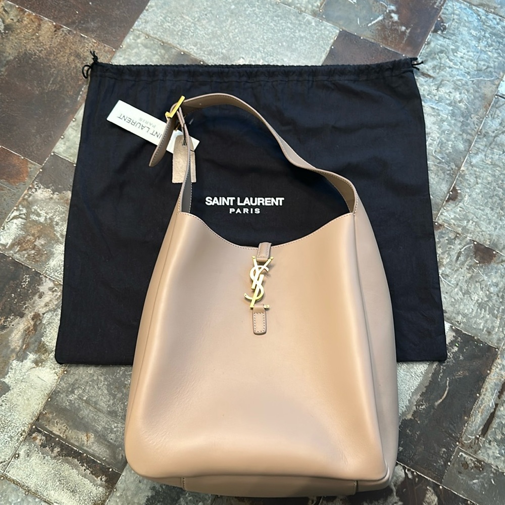 Saint Laurent

Le 5 à 7 Soft Small Shoulder Bag In Smooth Leather